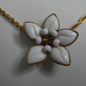 Vintage Gold Tone White Flower Floral Beaded Petal Twist Chain Necklace Pendant